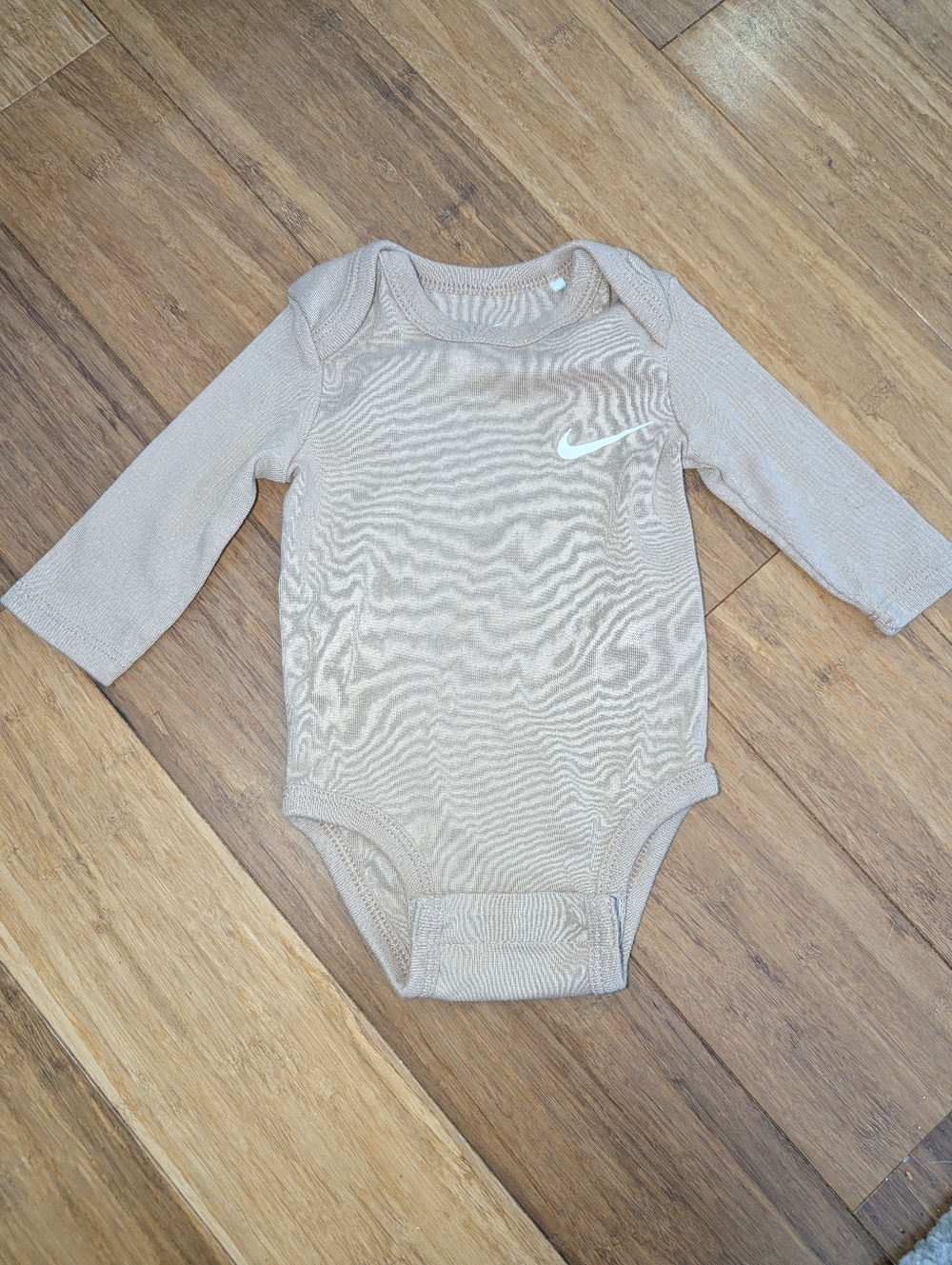 Nike Baby Long-Sleeve Gender neutral, One-Piece Bodysuit in Light khaki